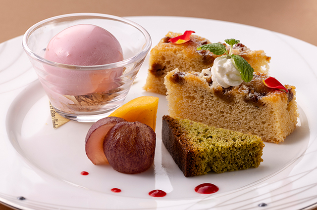 ガトーバナーヌと季節のフルーツ ストロベリーアイスを添えて