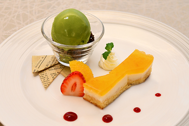 柚子のケーキと季節のフルーツ　抹茶アイスを添えて